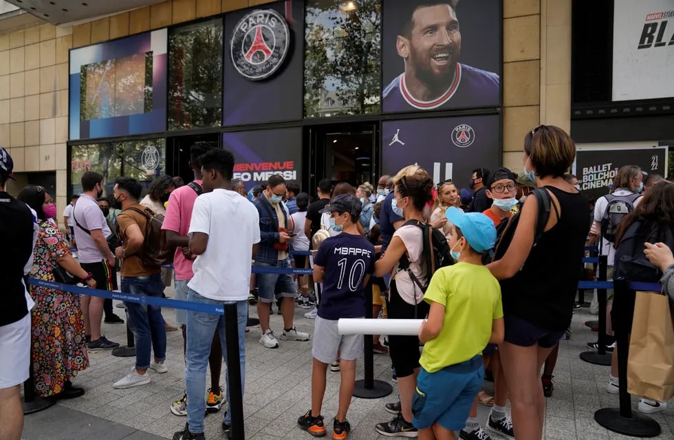 Largas filas en París para conseguir la camiseta de Lionel Messi.