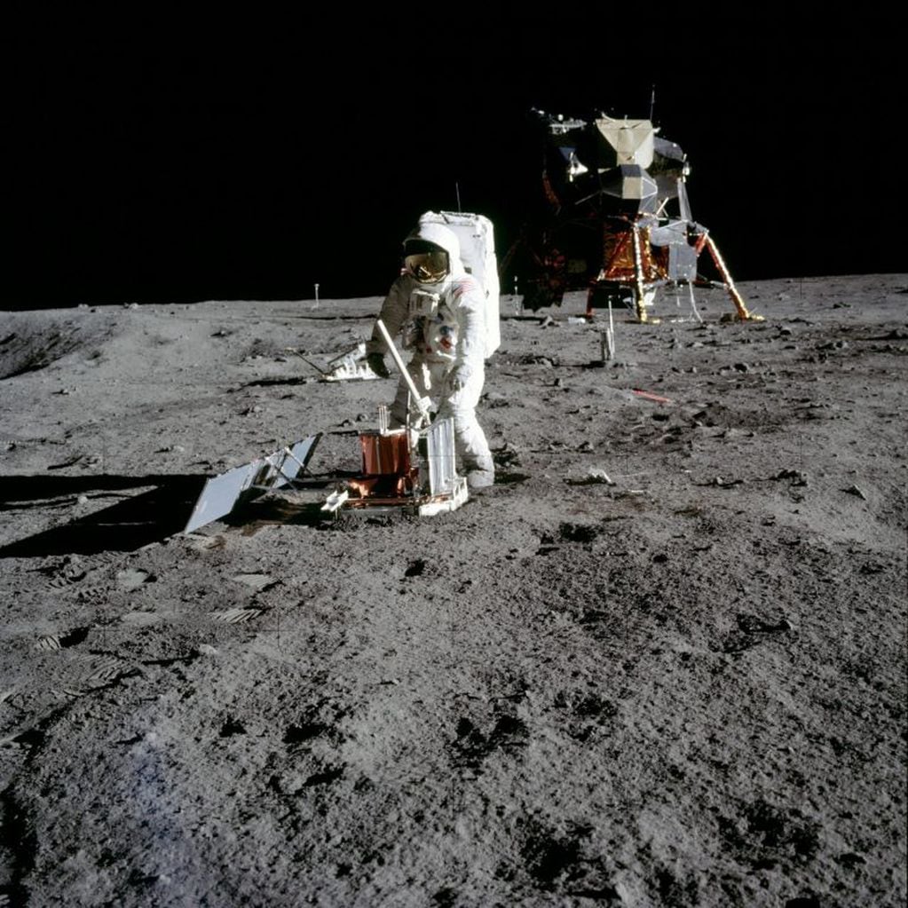 Edwin Aldrin, desplegando un instrumento de experimentación científica en la superficie de la Luna, durante la misión Apolo 11 (foto gentileza NASA).