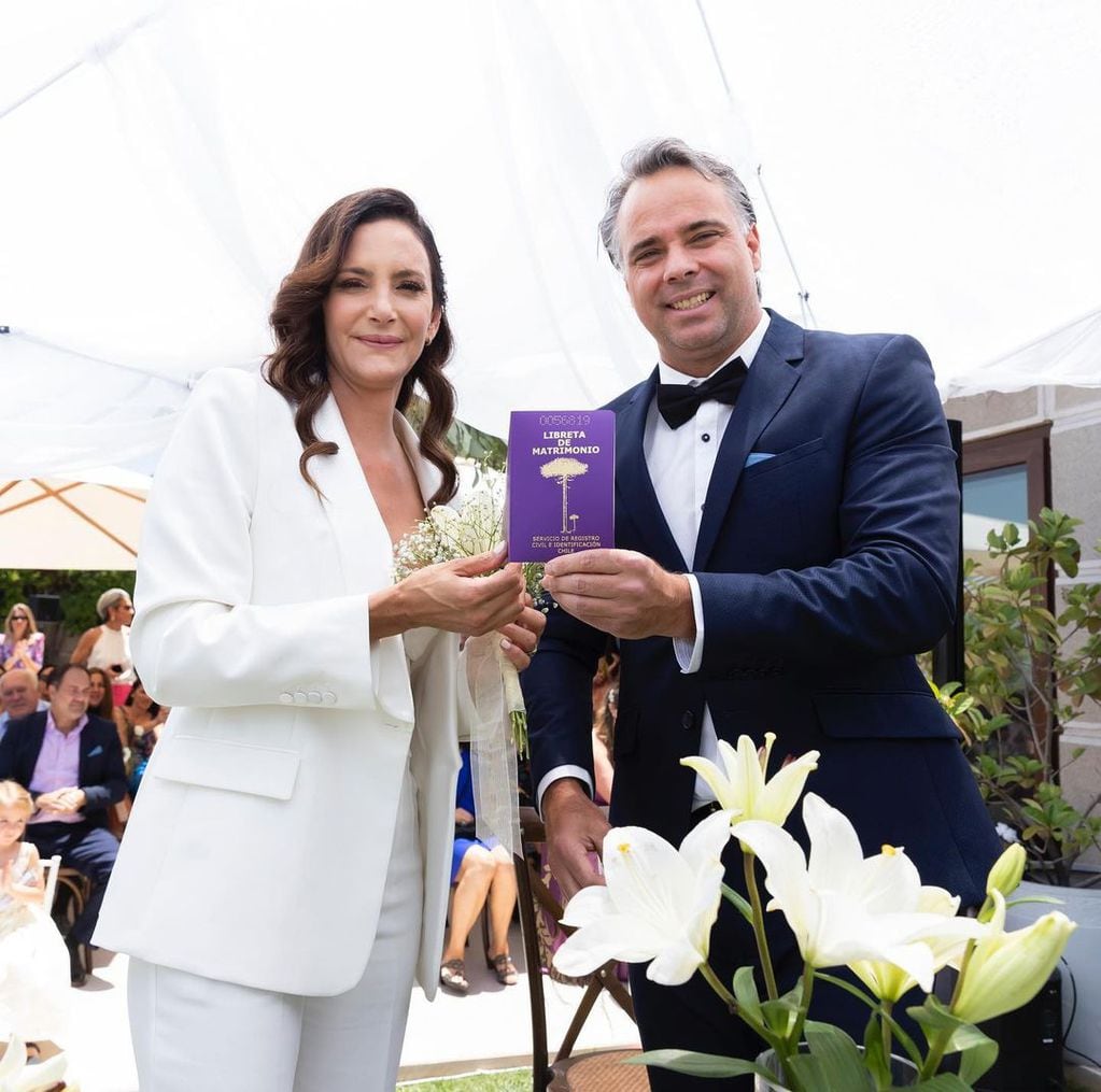 "Feña" y "Lucha" posaron con su libreta de matrimonio violeta.