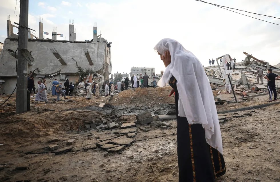 Una mujer palestina mira los edificios destruidos el primer día de la festividad de Eid al-Fitr, que marca el final del mes de ayuno musulmán del Ramadán, en la ciudad de Beit Lahia, en el norte de la Franja de Gaza.
