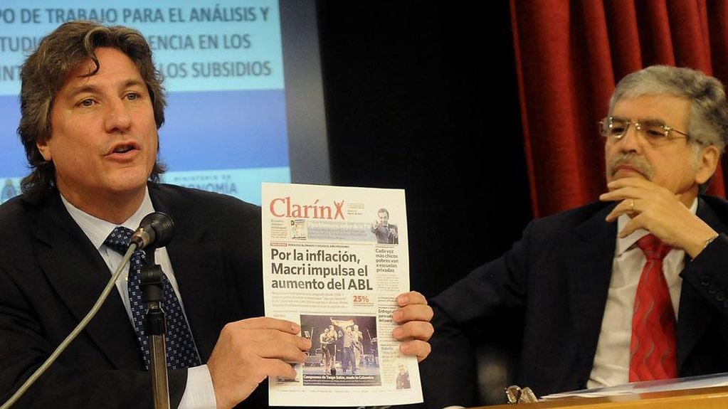 Primera plana. Boudou, junto al ministro De Vido, muestra su disconformidad con el título principal del diario “Clarín” (DyN).