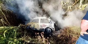 Automóvil se incendia por desperfecto eléctrico en San Pedro sin dejar heridos