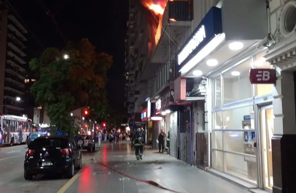 Varias dotaciones de Bomberos controlaron el incendio de un edificio en Colegiales.