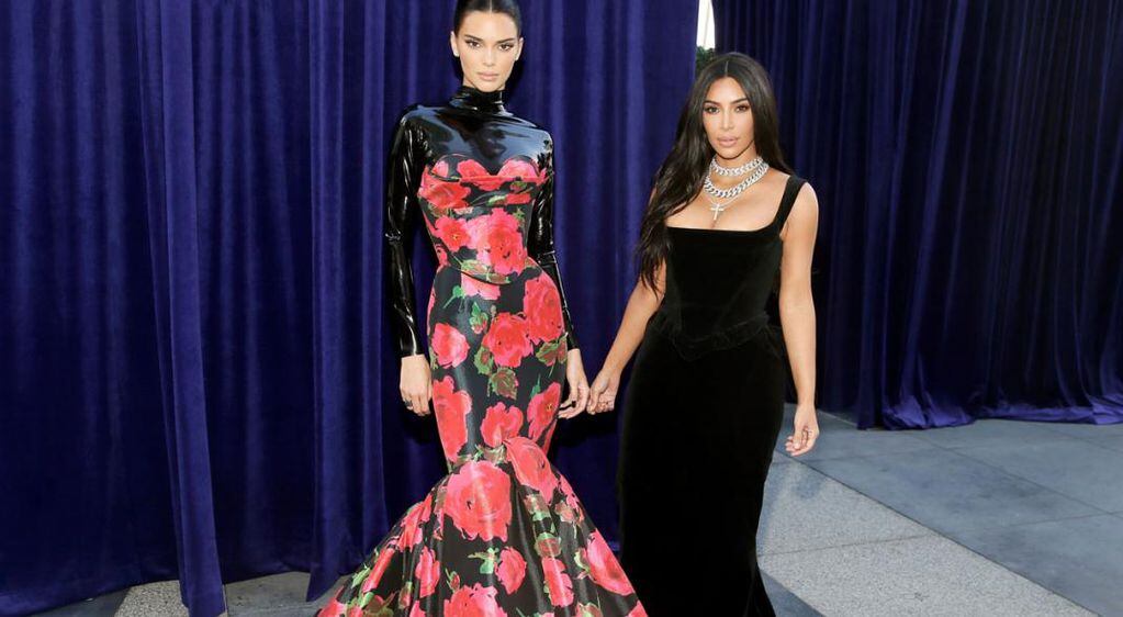 Kim Kardashian y Kendall Jenner en la ceremonia de los Premios Emmy 2019. Foto: AP