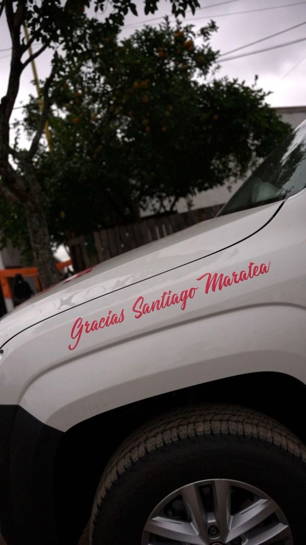 "Gracias Santiago Maratea", frase en la camioneta de los bomberos del cuartel de San Miguel.