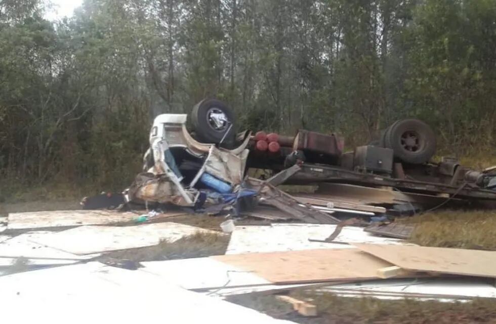 Un camión volcó sobre la Ruta 12. (Foto: Misiones Online)
