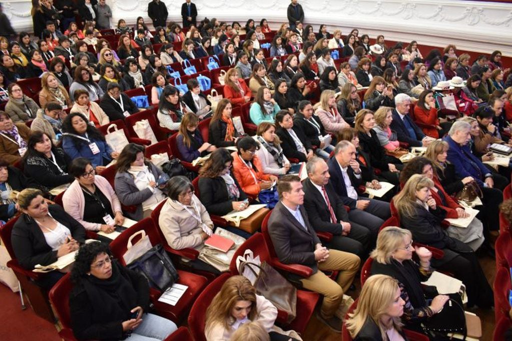 Público asistente al Congreso Internacional de Mujeres empresarias, emprendedoras y profesionales, en el teatro Mitre.