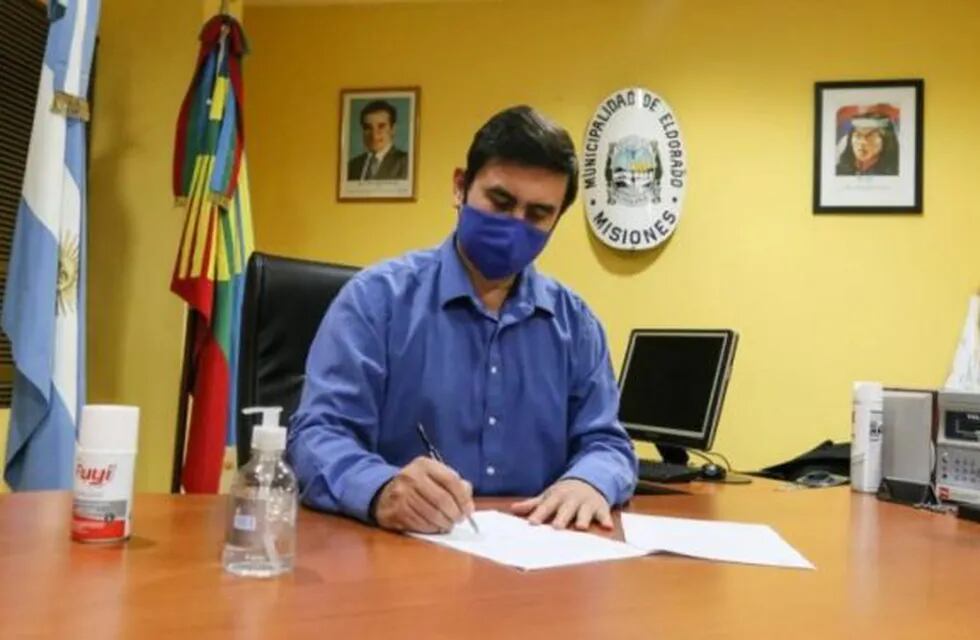 El intendente Martínez firmó el decreto de adhesión municipal.