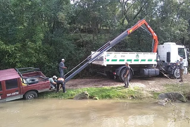 El rescate de una camioneta que cayó al arroyo de Tanti.