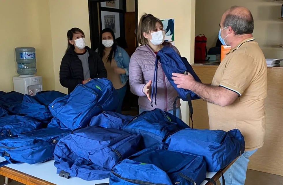 Se entregaron mochilas técnicas para estudiantes de segundo año de Enfermería en Tres Arroyos