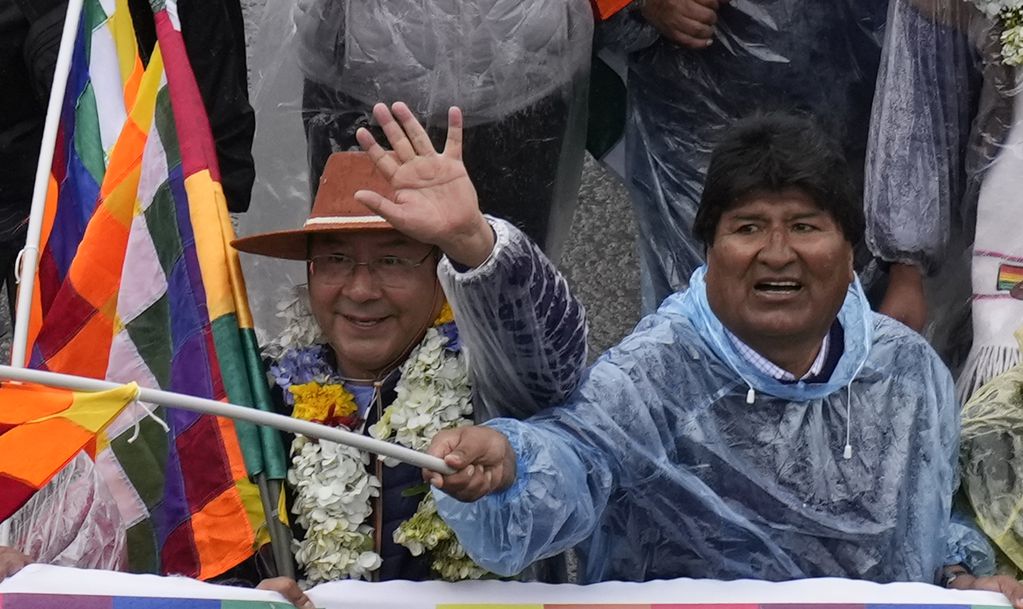 El presidente boliviano Luis Arce, a la izquierda, camina con el expresidente Evo Morales durante la denominada "Marcha por la patria" en El Alto, Bolivia, el 29 de noviembre de 2021. Imagen de archivo.