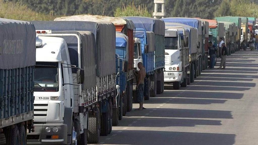 Enormes filas de camiones esperan poder descargar el cereal en puertos del Gran Rosario