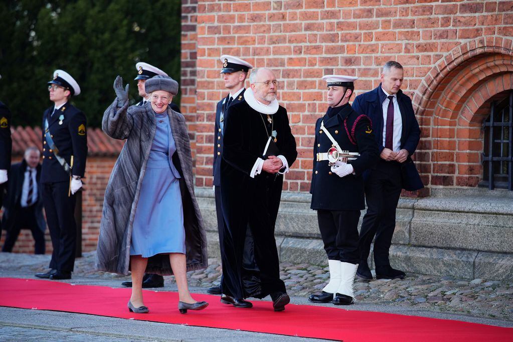 La reina Margarita II de Dinamarca saluda después de visitar la tumba de su padre, Federico IX de Dinamarca, en la catedral de Roskilde el día del 50° aniversario de la llegada al trono de la reina, en Roskilde, Dinamarca