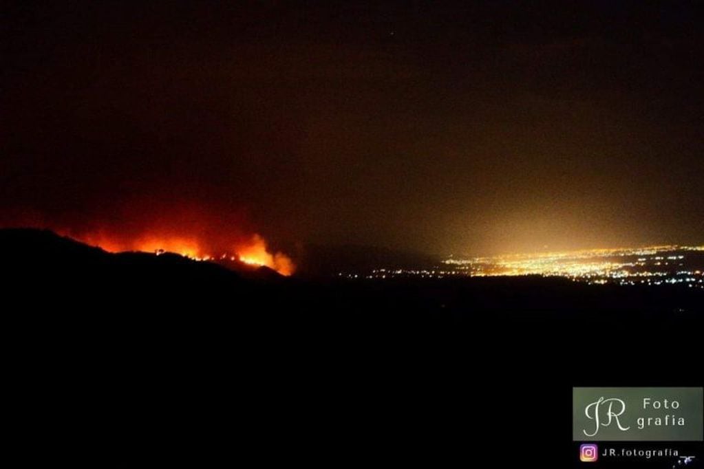Incendio forestal visto desde el Camino del Cuadrado. (Foto: gentileza Jonatan Robledo).