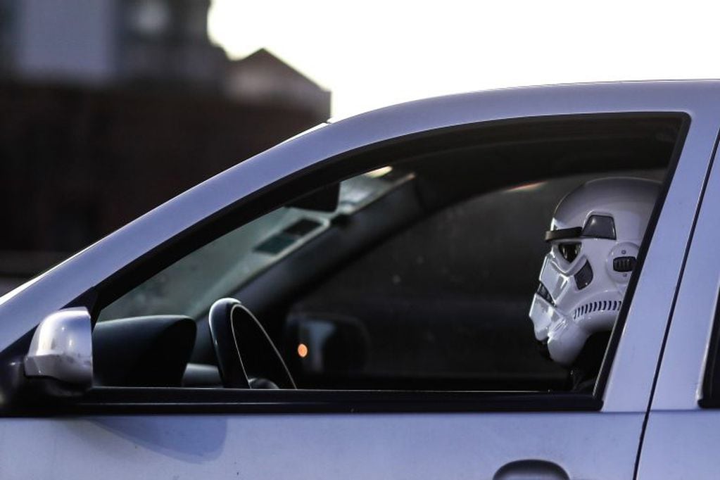 Un hombre conduce un vehículo mientras usa una mascara de un Stormtrooper, de la saga de Star Wars (Foto: EFE/ Juan Ignacio Roncoroni)