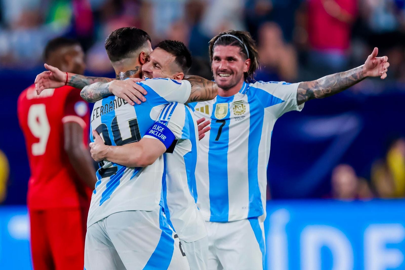 Enzo Fernández, Lionel Messi y Rodrigo De Paul, festejan el segundo de la Selección Argentina. /Foto: EFE / EPA / JUSTIN LANE.