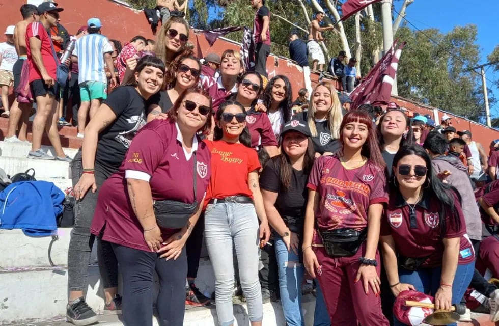 Las hinchada femenina de Luján Sport Club.