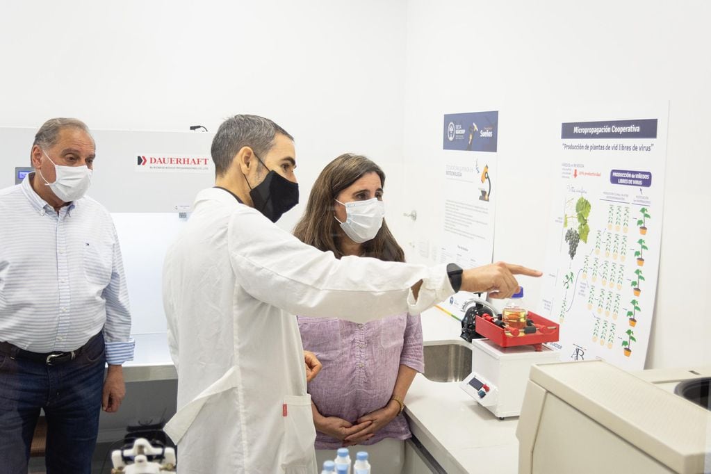 La ministra de Salud, Ana María Nadal y el intendente Walther Marcolini inauguraron en Alvear el laboratorio para realizar los análisis de PCR en diciembre de 2020. 