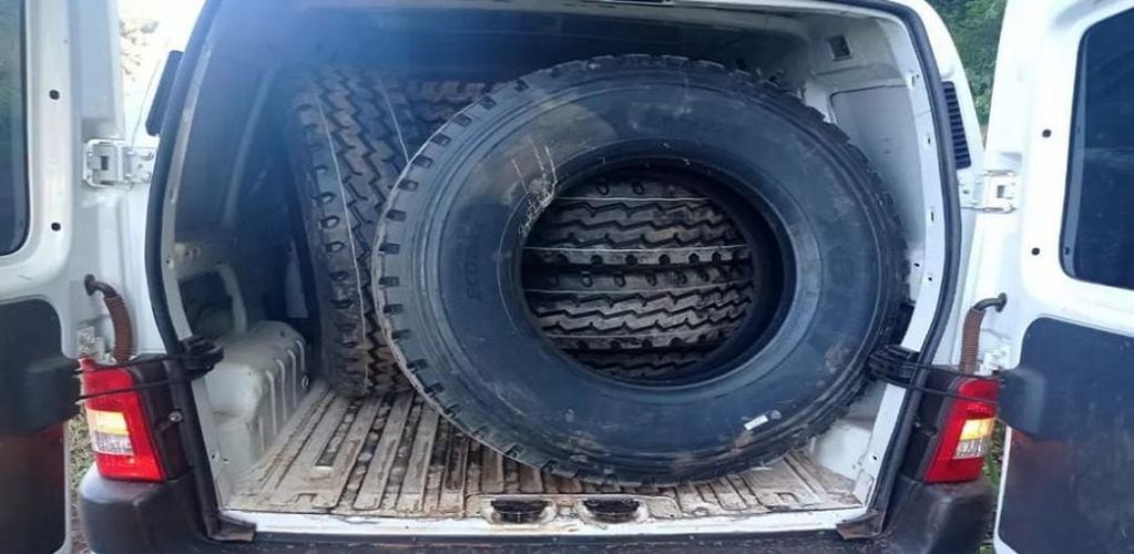 Secuestran cargamento de neumáticos sin aval aduanero en El Alcázar.