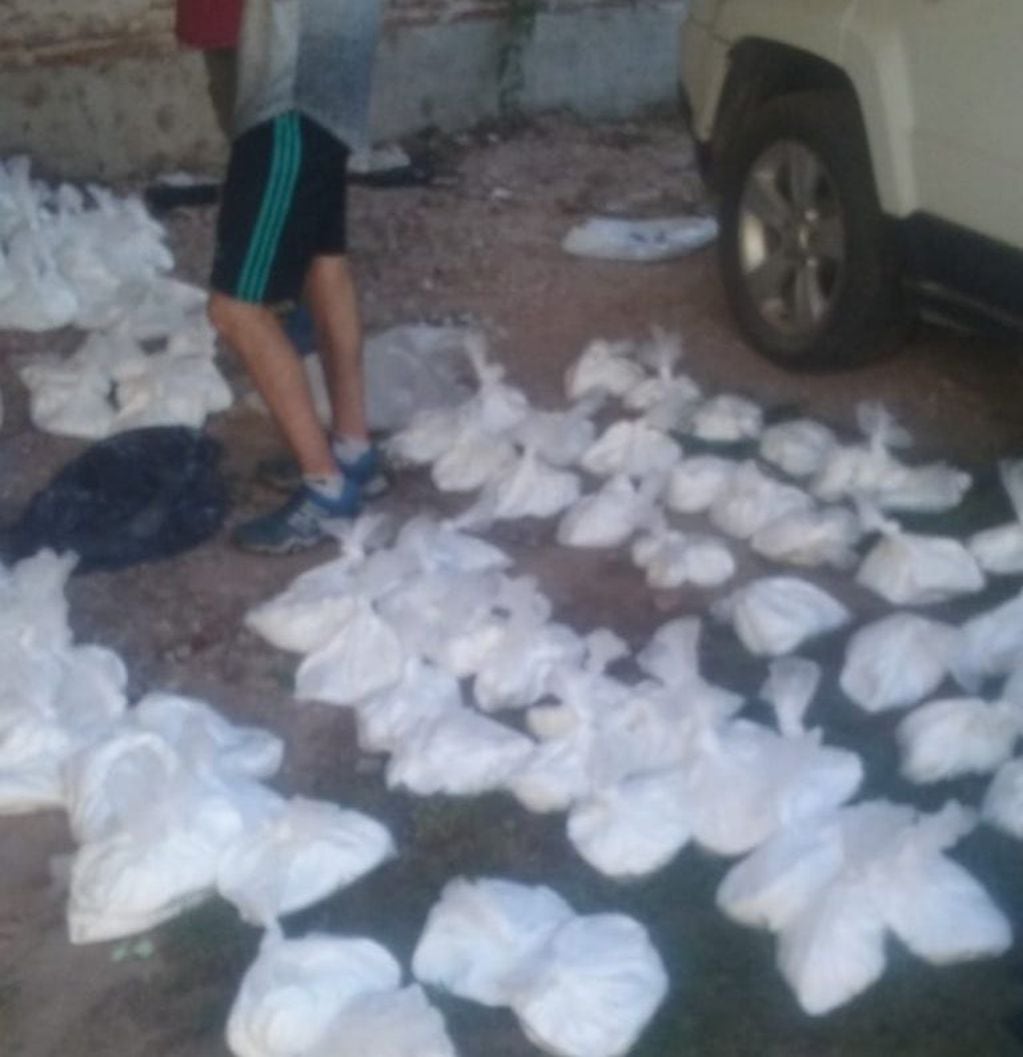 En el marco del operativo "Coronas blancas" fueron incautados en total 15.5 kilos de cocaína de máxima pureza. (@hernanfunes)