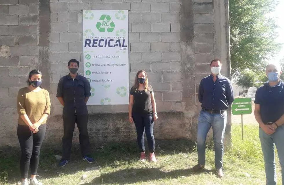 Los socios de Recical junto al intendente y secretario de ambiente sustentable. (Facebook Recical)