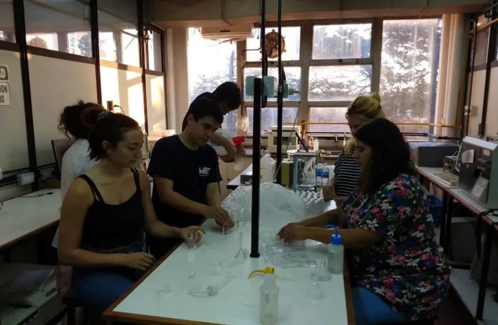 Estudiantes universitarios marplantenses se abocaron a producir alcohol en gel (Foto: Prensa Movimiento Evita MdP)