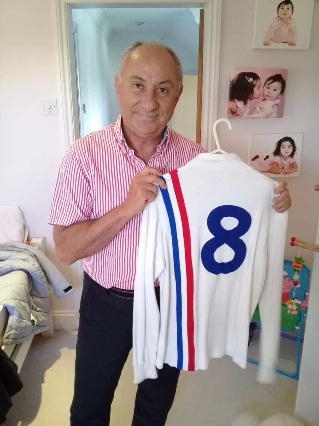 Osvaldo Ardiles posa con la camiseta que usó en la película en la que compartió cartel con Sylvester Stallone, Pelé y Michael Caine. (Archivo Gustavo Farías)