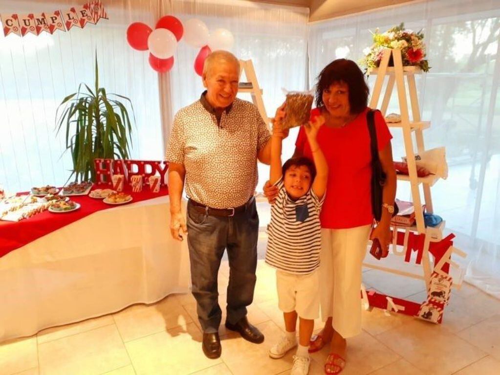 Valentino en su cumpleaños junto a su familia y el alimento destinado al refugio de animales.