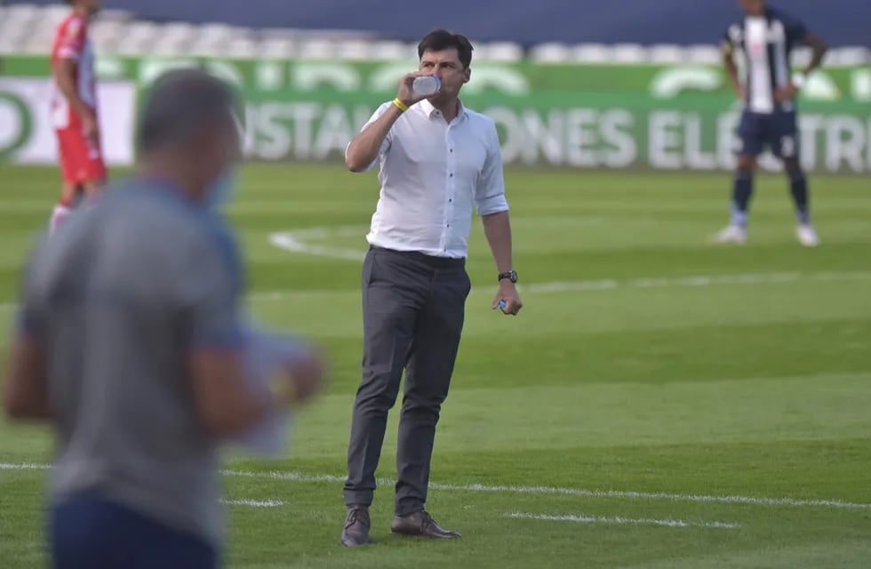 El entrenador Alexander Medina dio su parecer sobre la incorporación de Diego García, con una grave denuncia. (Facundo Luque)