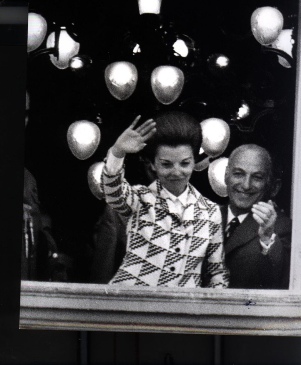 Isabel Perón saluda al pueblo.