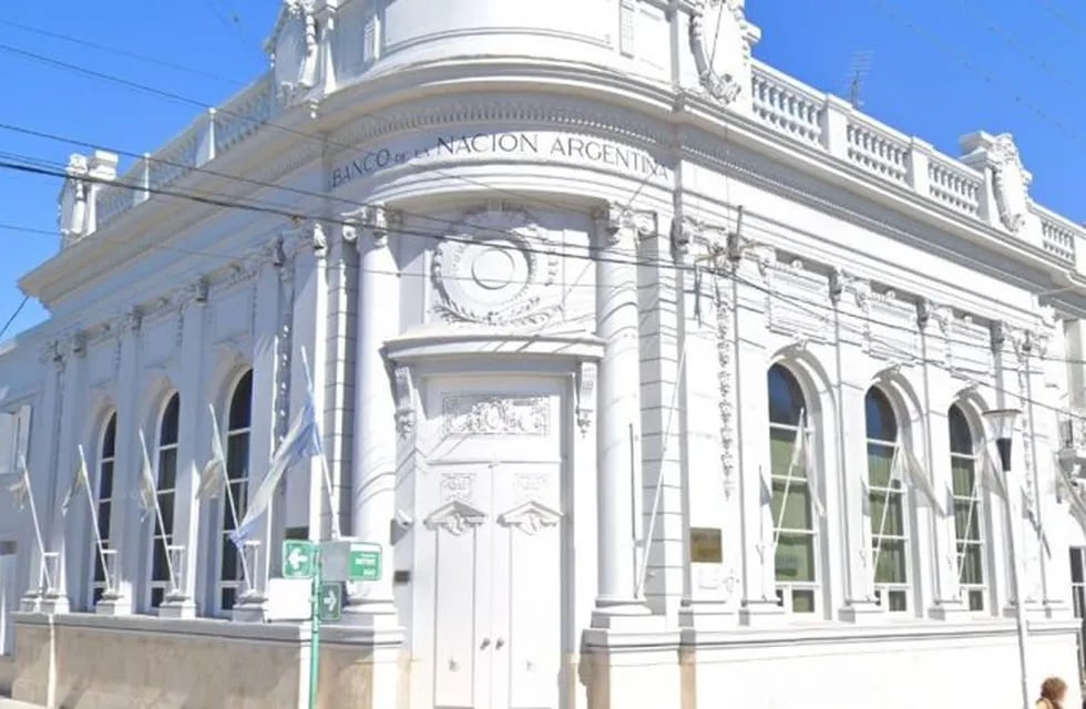 La entidad tiene oficinas frente a la Plaza 25 de Mayo de Reconquista. (Google Street View)
