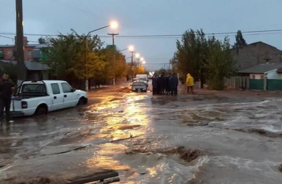 Comisiones vecinales piden el diseño de un plan integral de mejoramiento del sistema pluvioaluvional de la ciudad de Neuquén, para evitar que ante una lluvia fuerte muchos de los barrios queden anegados.