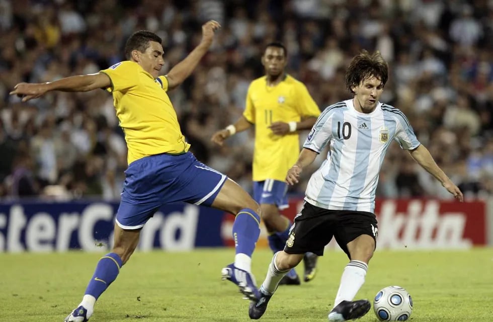 Lionel Messi estuvo presente en el Gigante de Arroyito en 2009, cuando el equipo cayó ante Brasil.