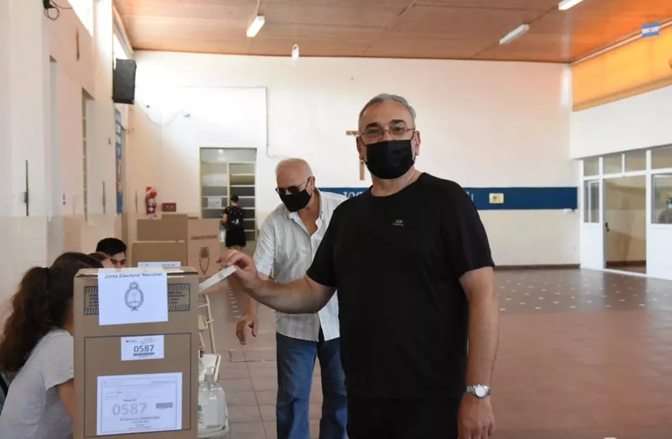 Alcides Calvo votó en el Colegio Misericordia