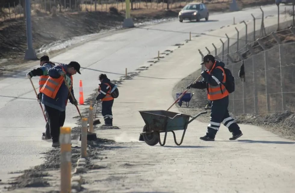 Ushuaia: operativo de limpieza en la bicisenda de ARA San Juan, de Maipú y Magallanes