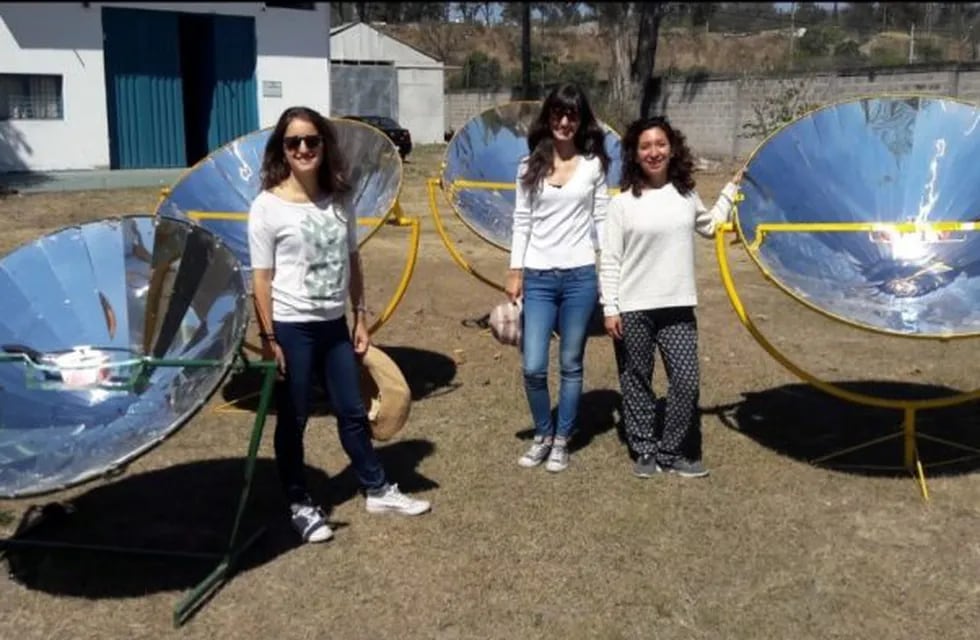 Las ingenieras Marta de la Torre y Paula Martín Posse, y la economista Consuelo García, con los artefactos solares de la Fundación EcoAndina.
