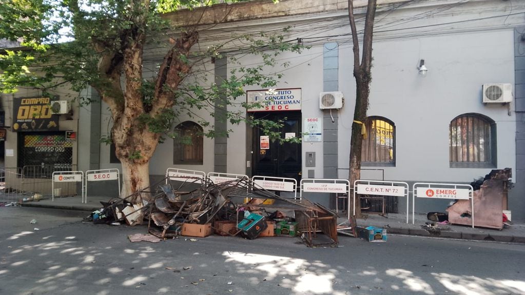 Frente del Colegio Congreso de Tucumán, aledaño al incendio, clausurado preventivamente, con los escombros del Mercado en frente.
