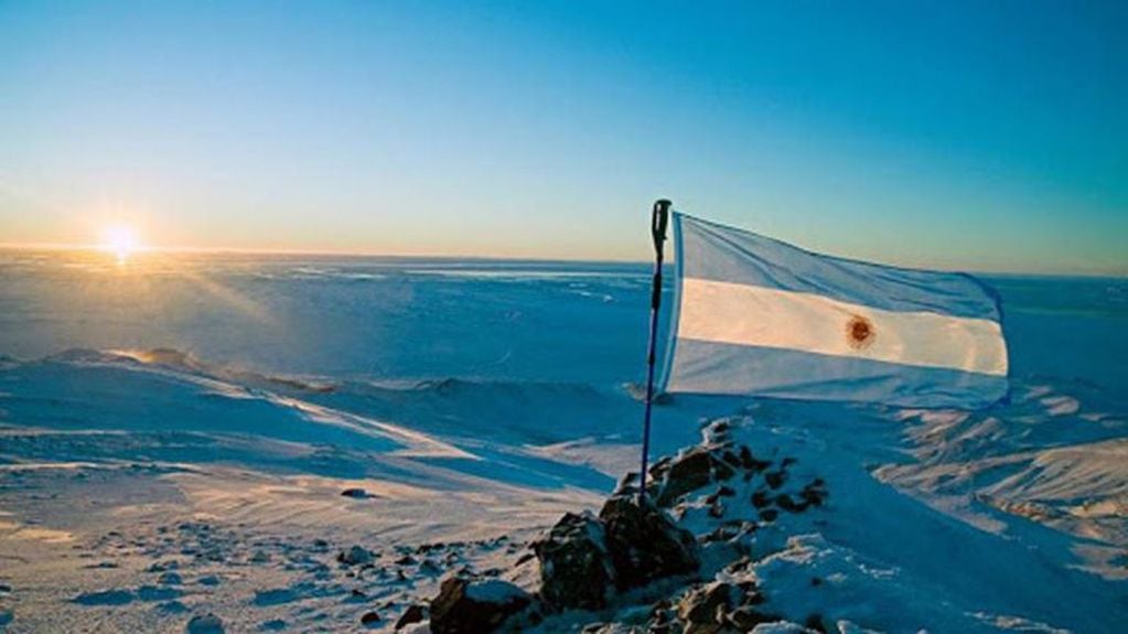 Es inengable que la bandera argentina está presente en el blanco de sus montes y en el azul del mar.