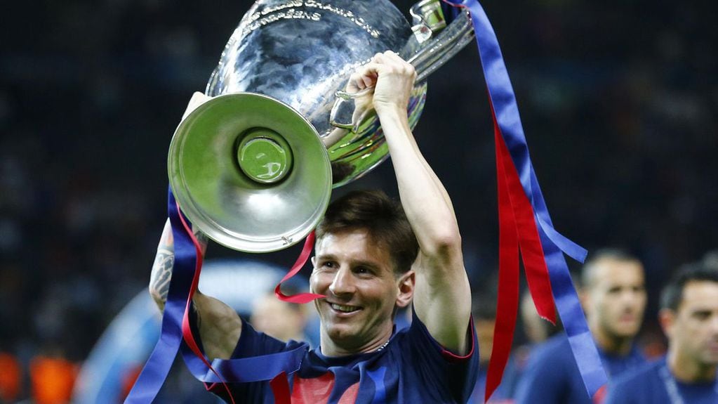 Lio Messi, levantando el trofeo de la Champions League.