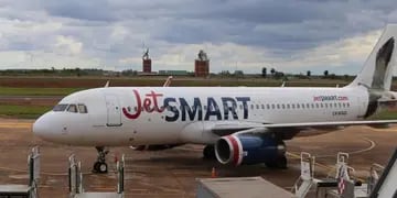 Pasajeros quedan atrapados dentro de un avión en el aeropuerto de Posadas