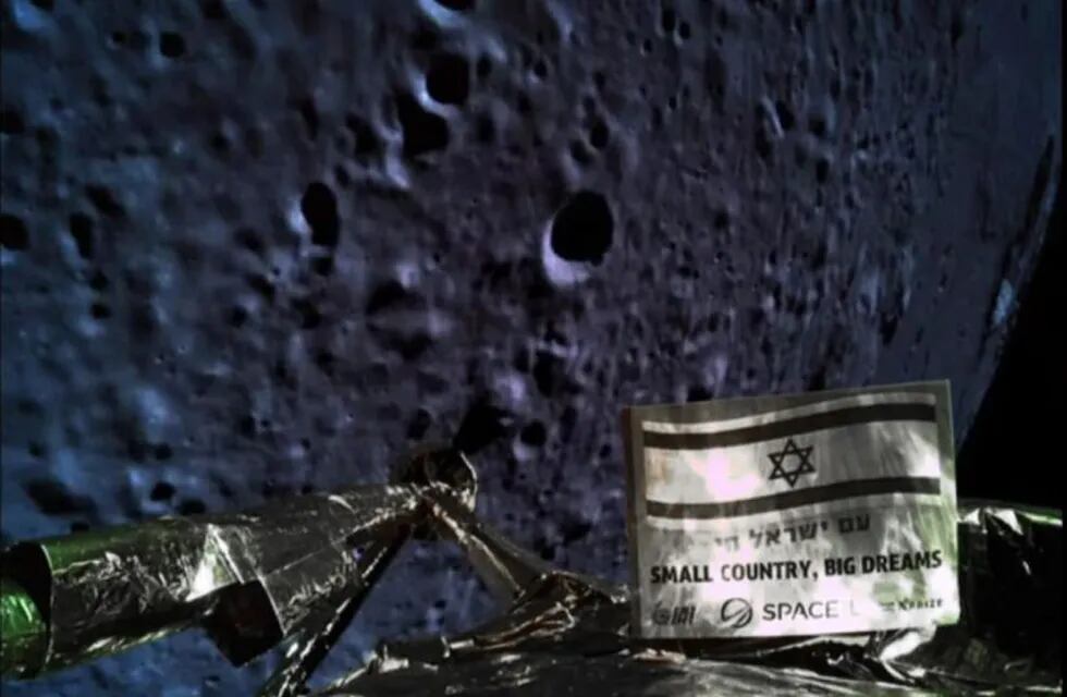 TOPSHOT - A handout picture released by SpaceIL and Israel Aerospace Industries (IAI) on April 11, 2019, shows a picture taken by the camera of the Israel Beresheet spacecraft, of the moons surface as the craft approaches and before it crashed during the landing. - Israel's attempt at a moon landing failed at the last minute Thursday when the craft suffered an engine  failure as it prepared to land and apparently crashed into the lunar surface. (Photo by - / AFP) / == RESTRICTED TO EDITORIAL USE - MANDATORY CREDIT \