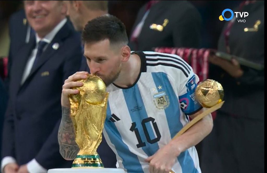 Messi besa la Copa del Mundo, la que tanto buscó. (Captura).