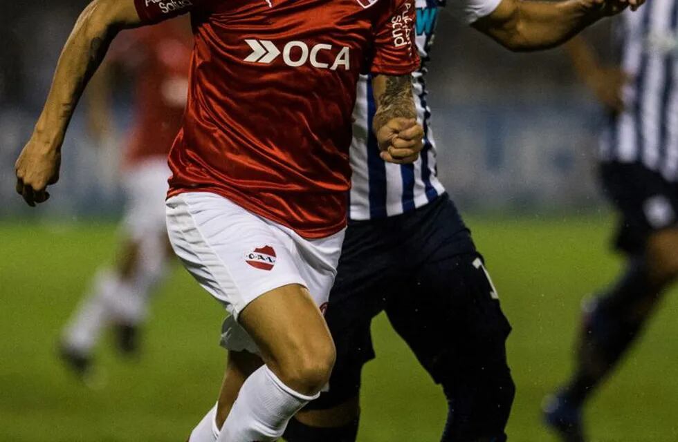 Argentina's Independiente Emiliano Rigoni(L) vies for the ball with Alexis Cossio (R) of Peru's Alianza Lima, during their Copa Sudamericana football match at the Matute stadium in Lima on May 31, 2017l. / AFP PHOTO / ERNESTO BENAVIDES