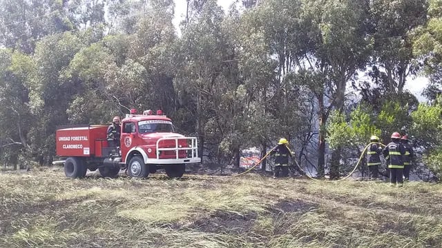 Un incendio fue controlado por los bomberos en el ingreso a Claromecó