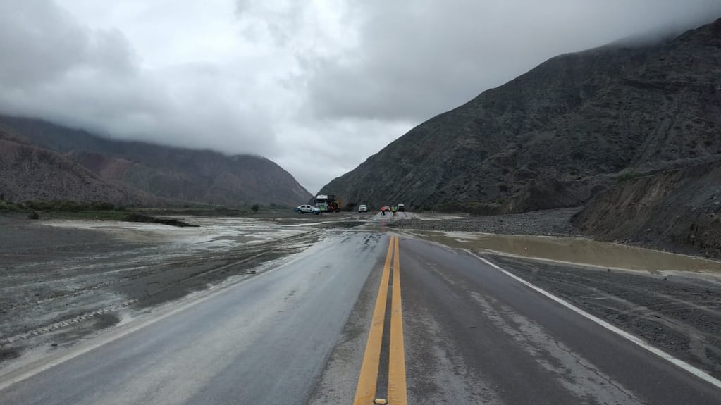Las condiciones climáticas imperantes en Jujuy, con lluvias persistentes y hasta copiosas tormentas, han provocado algunos cortes de rutas en las últimas horas.