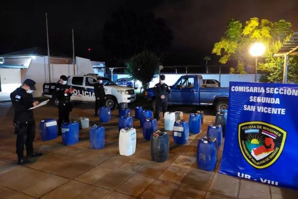 Efectivos policiales secuestraron bidones de combustible ilegal en San Vicente.
