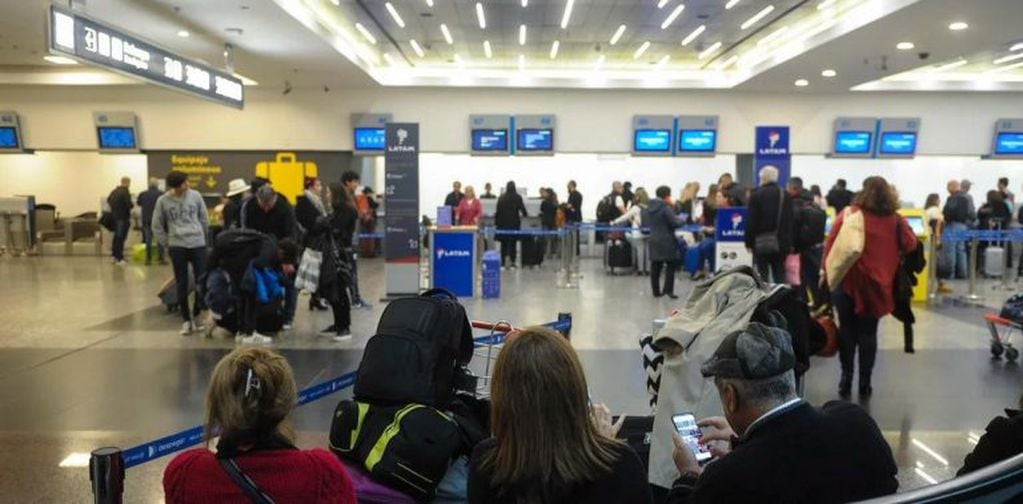 Continúan las demoras y cancelaciones de vuelos en Aeroparque y Ezeiza (Foto: Twitter/diarioveloz)