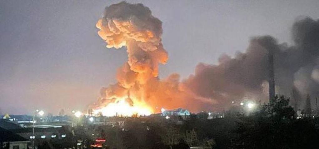 La imagen de la explosión de una bomba a manos del ejército ruso.