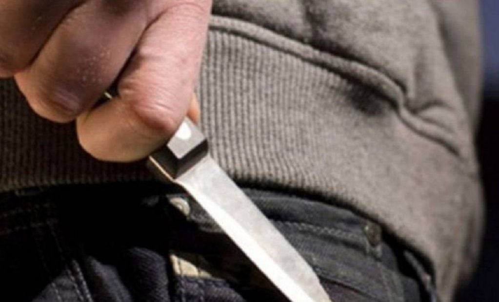 Un hombre amenazó con un cuchillo a su ex pareja y la violó.