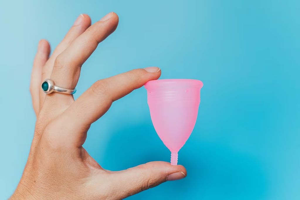 Una alternativa económica para la higiene menstrual son las copas.
